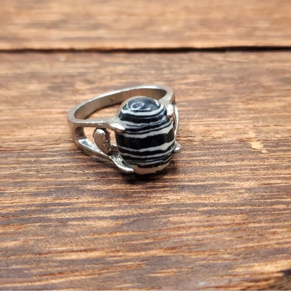 🫶🏼 zebra‎ heart ring 💍 size 7